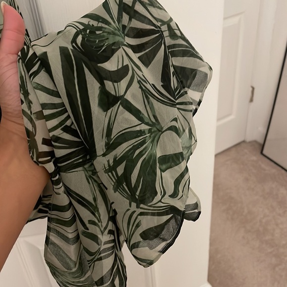 H by Halston Palm Print Flutter Sleeve Dress - Picture 7 of 8